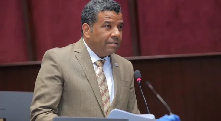 Diputado Beltré propone enseñanza obligatoria de creole, inglés y francés en escuelas dominicanas