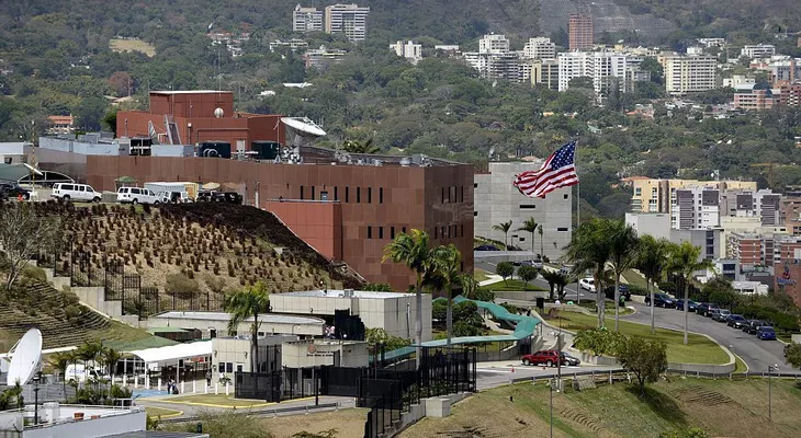 Embajada de EE.UU. en Venezuela advierte sobre protestas en su sede y llama a tomar precauciones
