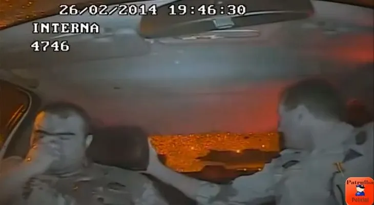 Acribillan a dos policías en su auto (FUERTE VIDEO)