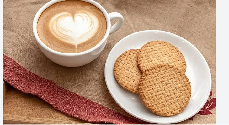 Café con galletas: energía rápida, daño silencioso