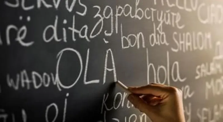 Hablar varios idiomas podría reducir los daños cognitivos tras un accidente cerebrovascular
