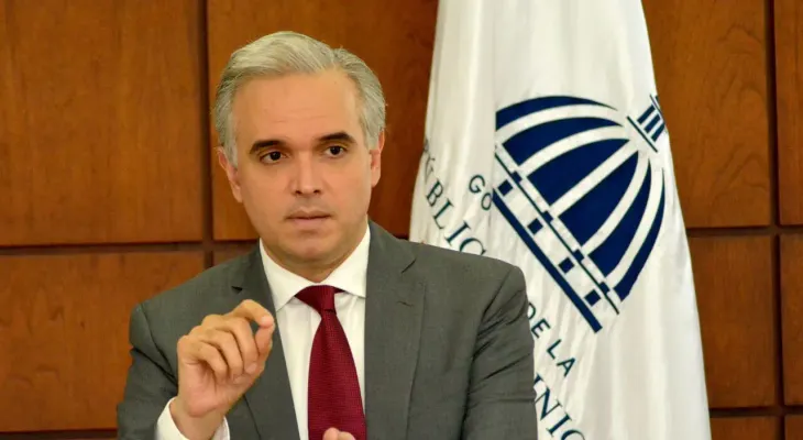 Ministro de Educación plantea revisar el currículo tras resultados de PISA 2025