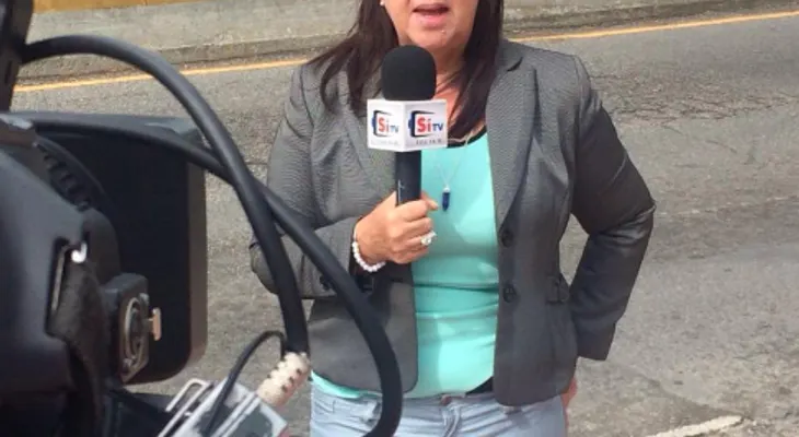 Periodista Domi García Saleta denuncia que coronel de la Policía la agredió y esposó junto a su camarógrafo