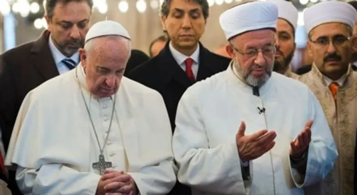 El papa Francisco visita sitios sagrados de Estambul 