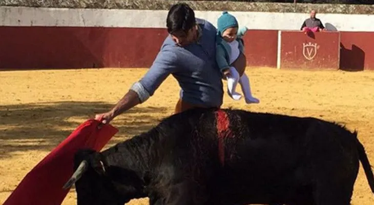 Una polémica foto toreando con su hija de 5 meses en brazos