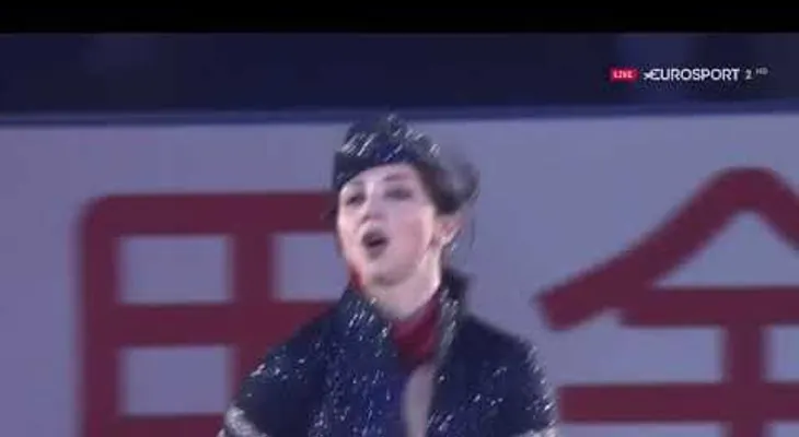 Patinadora rusa se queda en paños menores durante una actuación en Japón