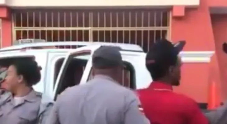 PN apresa a un hombre para le pida matrimonio a su novia en Moca