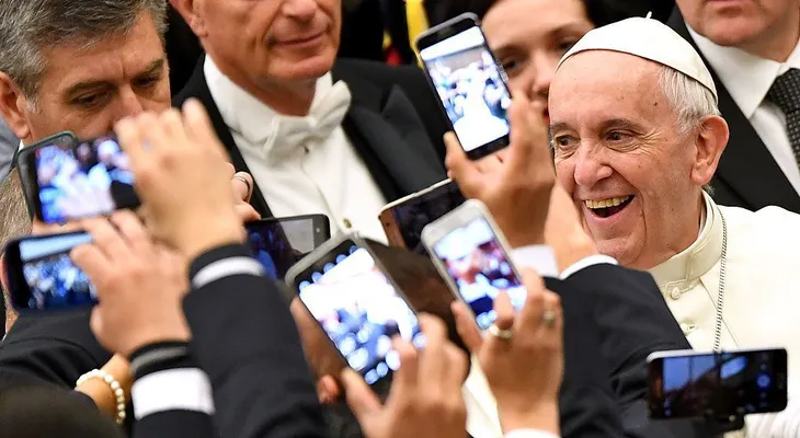 La "escapada" del papa Francisco a comprar zapatos nuevos