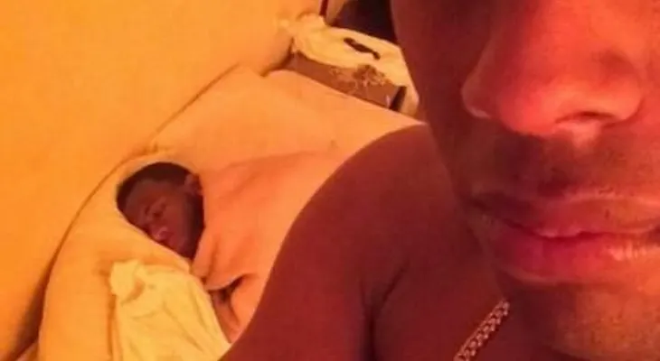 La foto de Crazy Design con otro hombre en la cama de un hotel, que enciende las redes