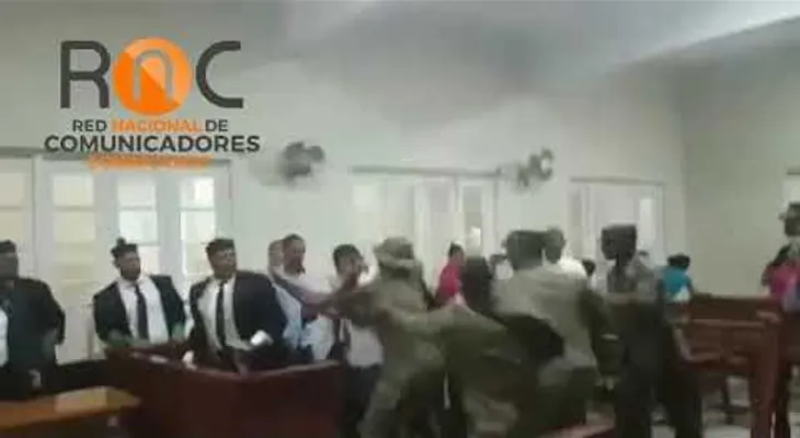 Le dan una pecosá a un abogado en un tribunal luego de la sentencia
