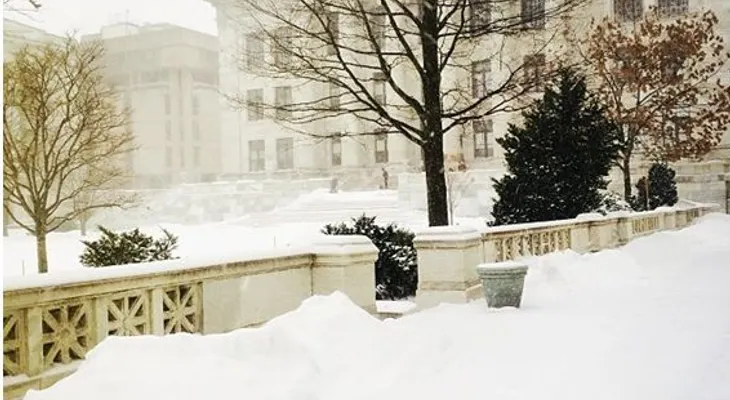 La capital del mundo amaneció paralizada por tormenta de frio y nieve
