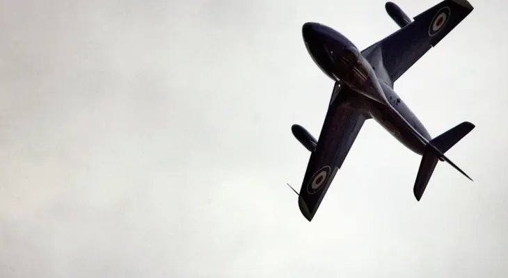 Varios muertos por caída de antiguo avión militar durante un espectáculo aéreo en Inglaterra