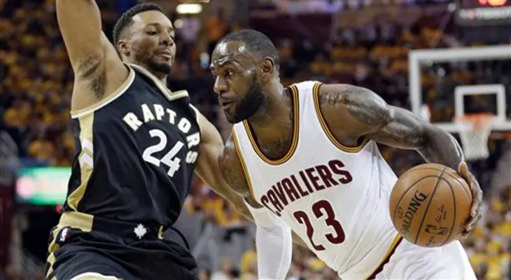 Con 39 puntos de LeBron, Cavs arrasan a Raptors 