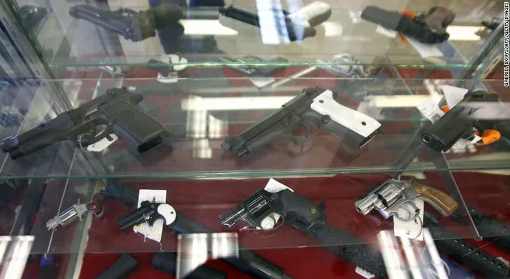 Cómo Mark Zuckerberg podría prevenir la violencia por el uso de armas