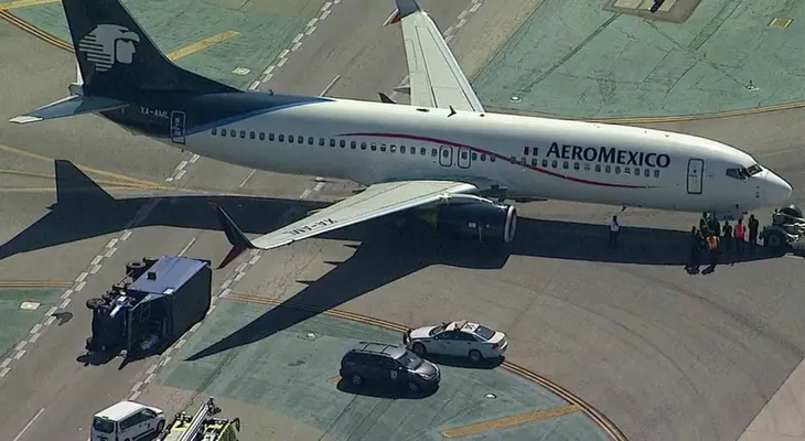 Un choque de avión con un camión dejó ocho heridos en Los Ángeles