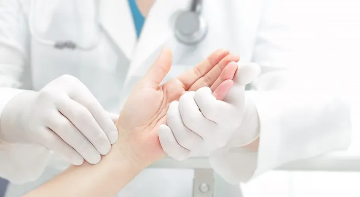 Tener caries, comer mucha carne o tronarse los dedos, mitos de artritis