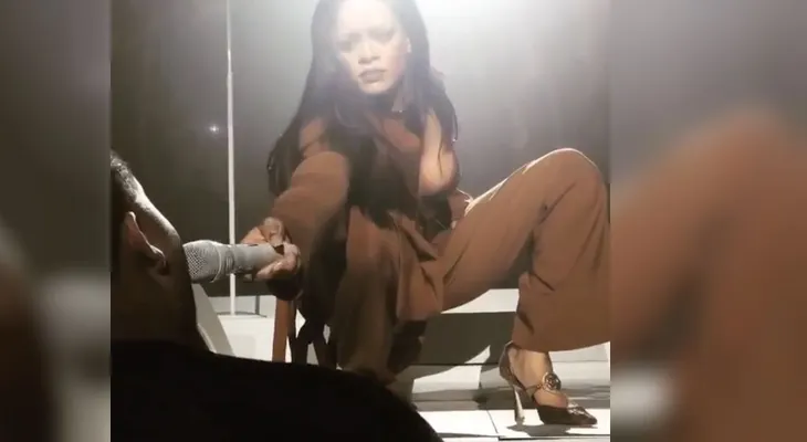 Fanático sorprende a Rihanna durante un concierto con su poderosa voz