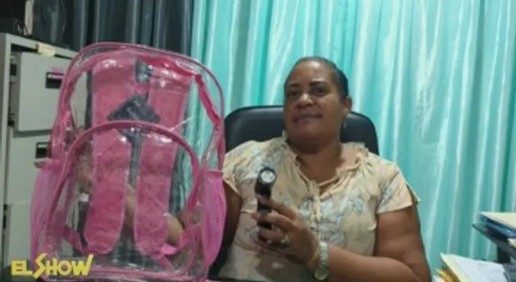 Liceo de Barahona impone uso de mochilas transparentes para reforzar la seguridad estudiantil