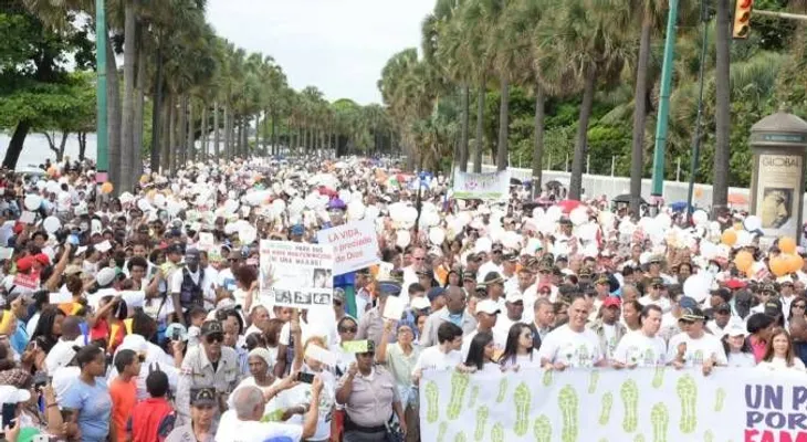 Miles de católicos caminan por la familia en el malecón 