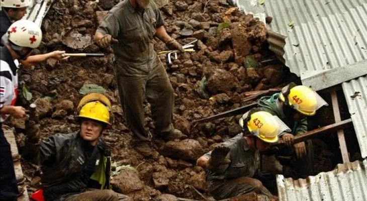 Localizan con vida a una familia tras 15 horas entre los escombros en Brasil