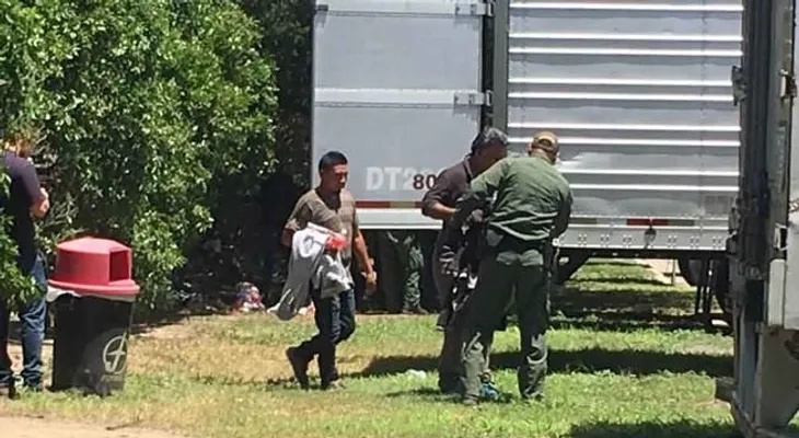 Encuentran a 17 indocumentados encerrados en un tráiler en Texas