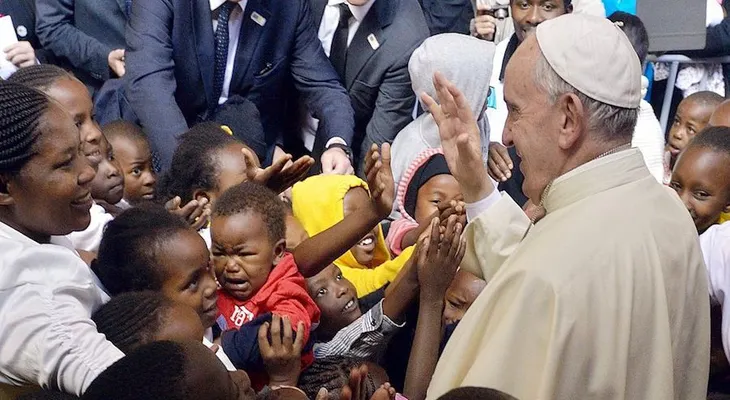 El papa Francisco visita un barrio pobre de Kenya y arremete contra la élite