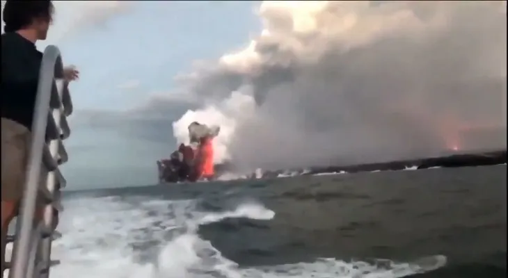 Al menos 23 heridos por una "bomba" de lava volcánica que cayó sobre un barco turístico en Hawaii