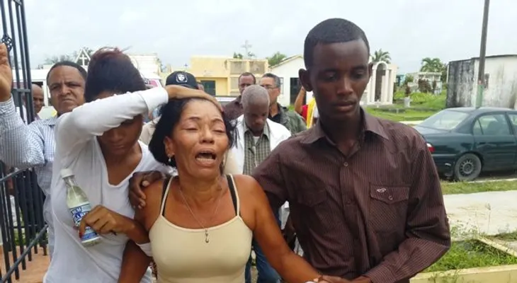 En medio de llantos entierran chofer manejaba camión Dominican Watchan asesinado frente a PUCMM
