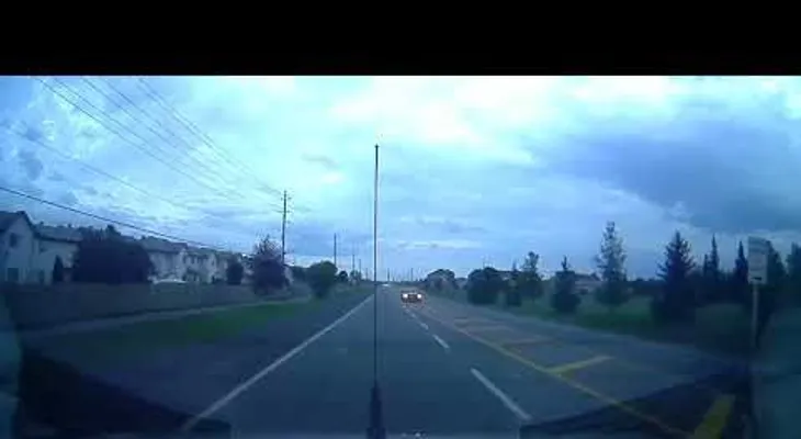 Un coche hace maniobras "de película" antes de estrellarse contra un semáforo