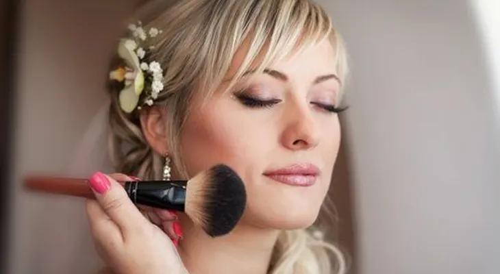 Maquillaje de novias con piel perfecta y labios atractivos
