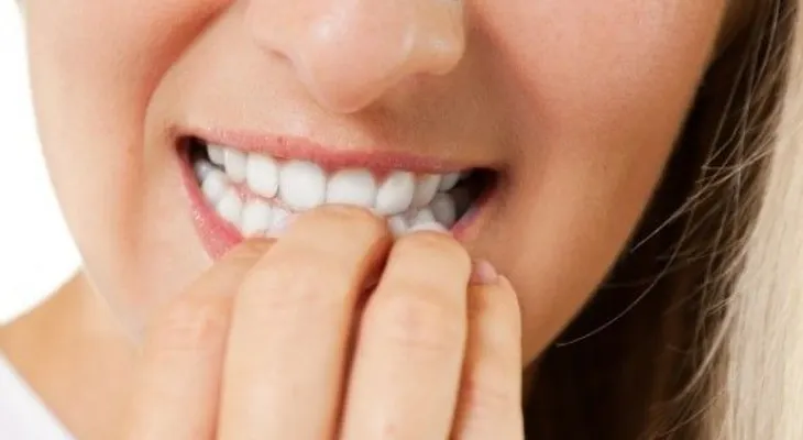 ¿Qué dice de tu personalidad que te muerdas las uñas?