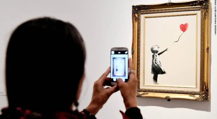Banksy ofreció pinturas gratis a votantes en Reino Unido y ahora la policía lo está investigando