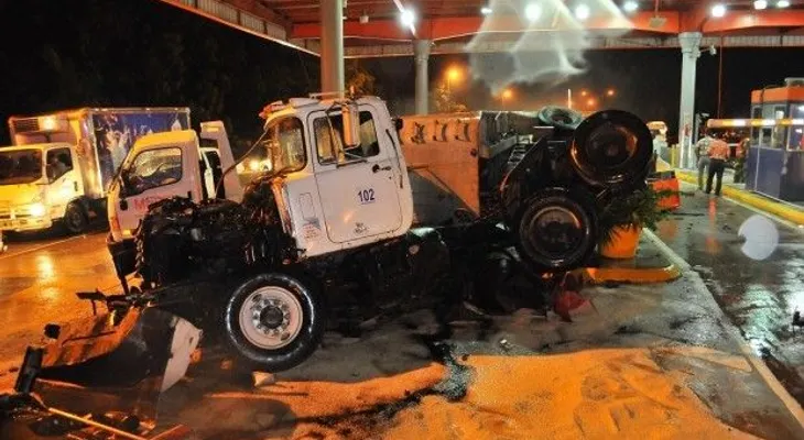 Volqueta cargada de arena se estrella contra peaje autopista 6 de Noviembre