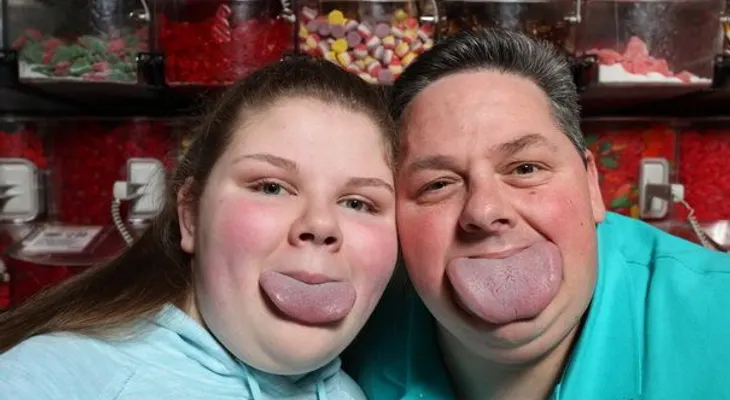 Padre e hija con la lengua más ancha del mundo