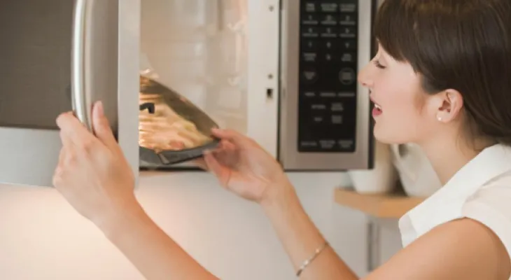 Usar envases de plásticos en el microondas es altamente tóxico para los niños