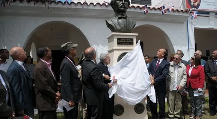 Ministerio de Educación develiza busto en honor a Juan Pablo Duarte