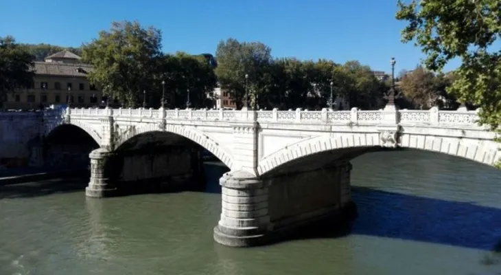 Cierran puente en Roma tras la aparición de grietas después de terremoto 