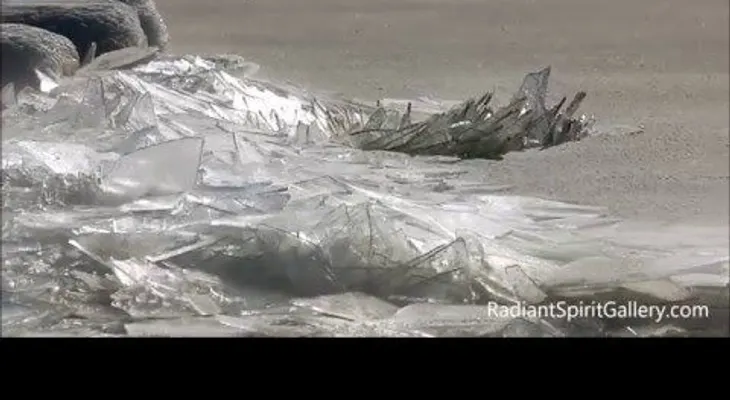 Una impresionante acumulación de hielo te hipnotizará