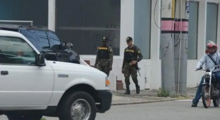Ejército prohíbe a militares expresarse en medios y redes; tras revuelo de exsargento que firmó "Libro Verde"