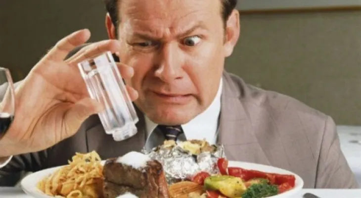 ¿Muy salado? Sigue estos simples consejos para disminuir la sal en tu dieta
