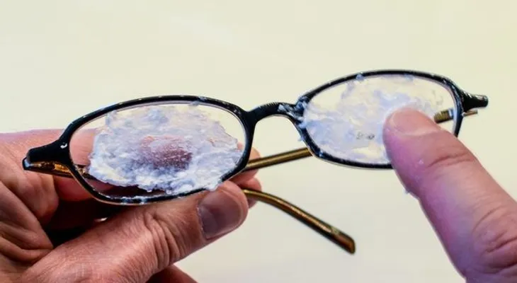 Pasa esto por tus lentes y remueve todas las marcas y rayones.