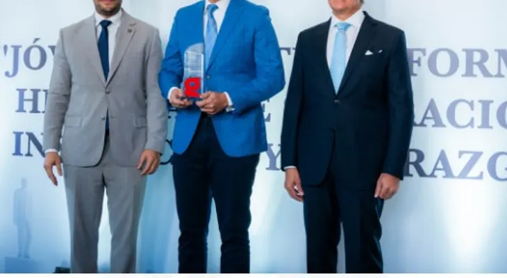 Ministro Juventud, Carlos Valdez, reconocido en la XIII Edición del Premio Joven del Año