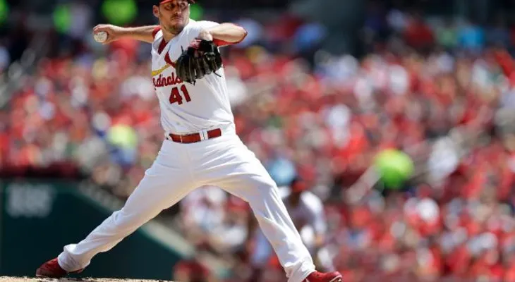 Lackey gana en su debut con Cardenales