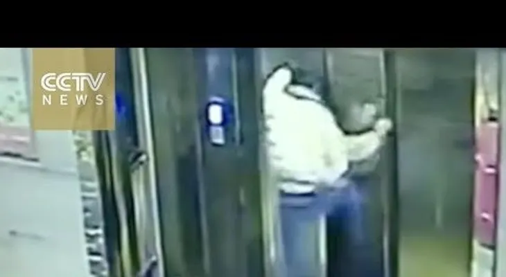 Un ascensor le gana la pelea a un joven borracho?