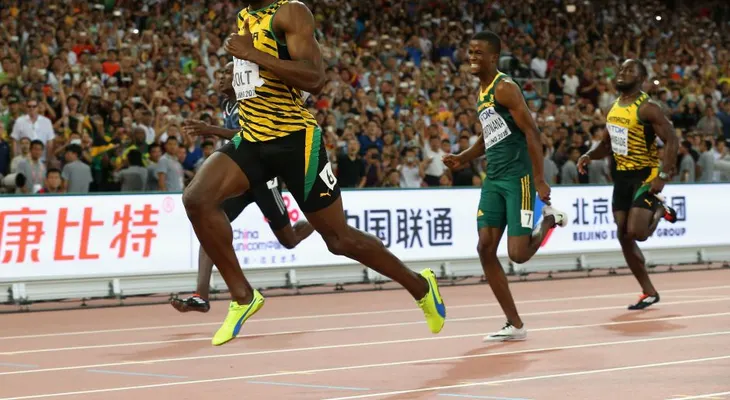 Camarógrafo arrolla a Usain Bolt después de ganar la carrera