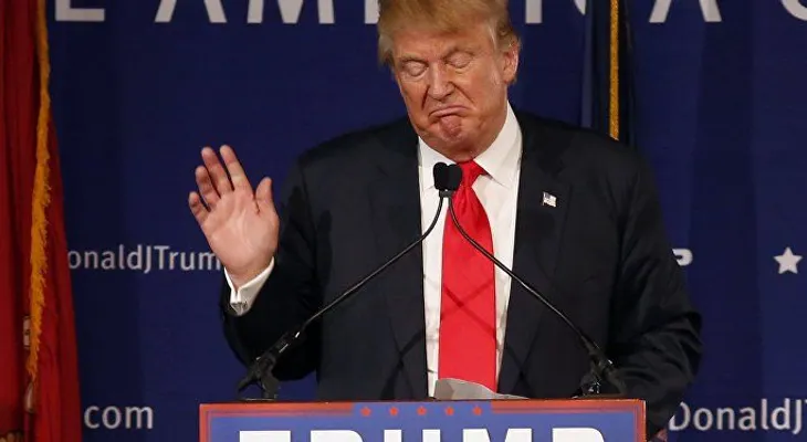 La jefa de campaña de Trump admite que están "por detrás" de Clinton