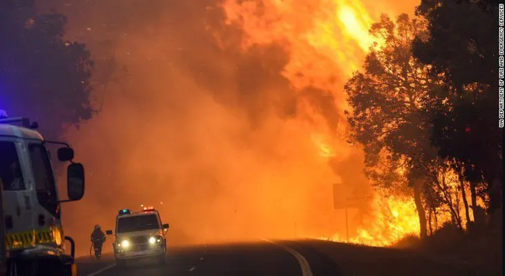 El fuego arrasa un pequeño pueblo en Australia