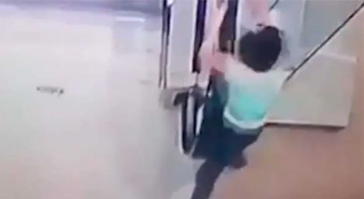 Una niña cae de un segundo piso desde unas escaleras mecánicas (VIDEO)