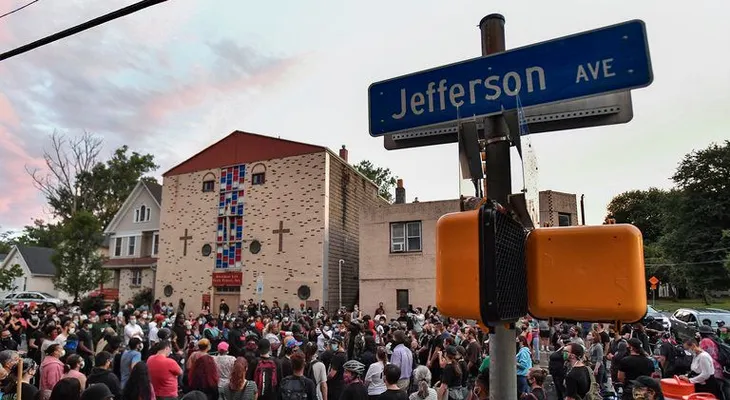 Suspenden siete policías por la muerte de Daniel Prude, el hombre afroamericano asfixiado 