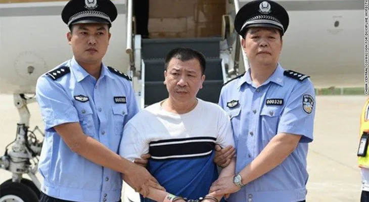 EE.UU. entrega a China a uno de los fugitivos más buscados por Beijing